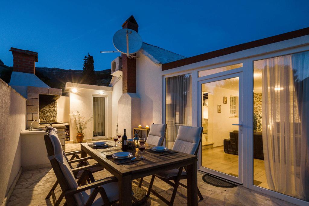 Holiday Home Zlatni San - Private Heated Pool Бол Стая снимка