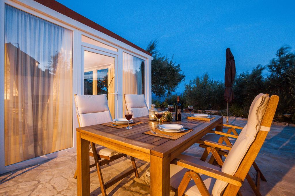 Holiday Home Zlatni San - Private Heated Pool Бол Стая снимка