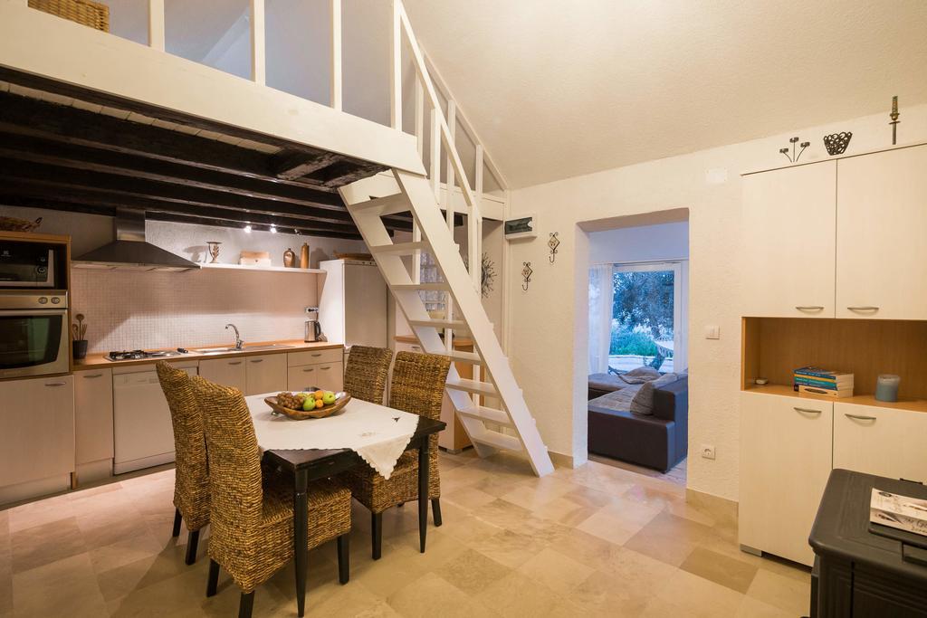 Holiday Home Zlatni San - Private Heated Pool Бол Стая снимка
