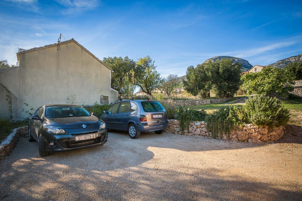 Holiday Home Zlatni San - Private Heated Pool Бол Стая снимка