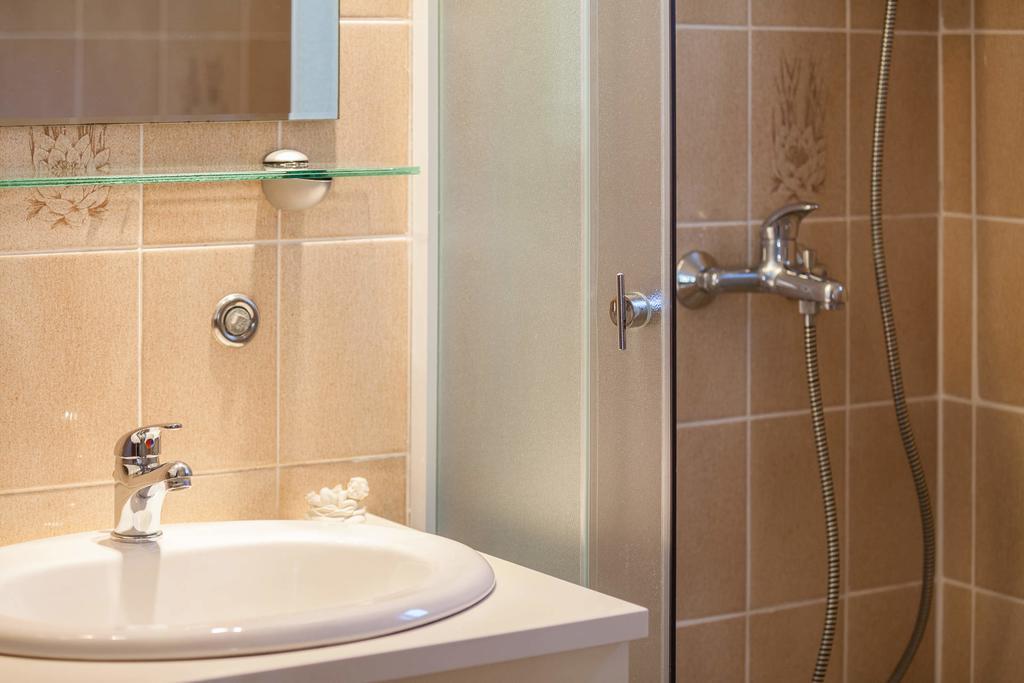 Holiday Home Zlatni San - Private Heated Pool Бол Стая снимка