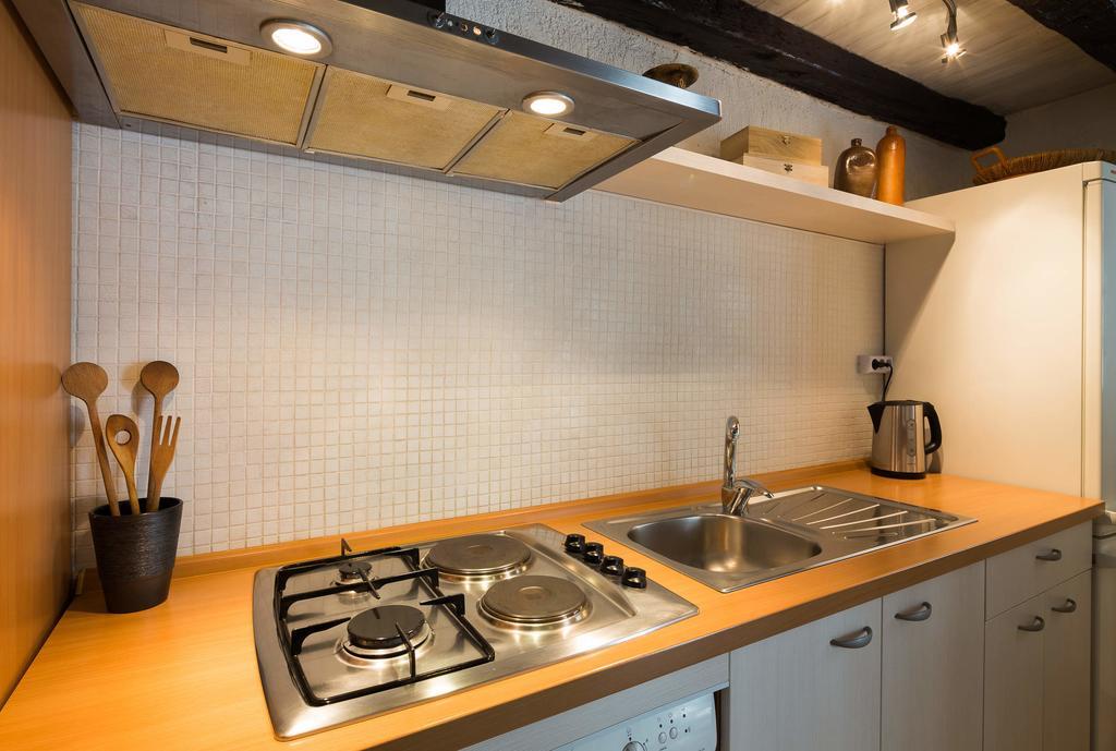 Holiday Home Zlatni San - Private Heated Pool Бол Стая снимка