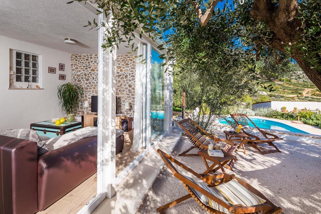 Holiday Home Zlatni San - Private Heated Pool Бол Стая снимка