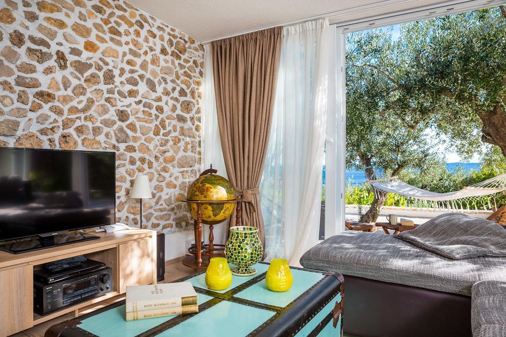 Holiday Home Zlatni San - Private Heated Pool Бол Стая снимка
