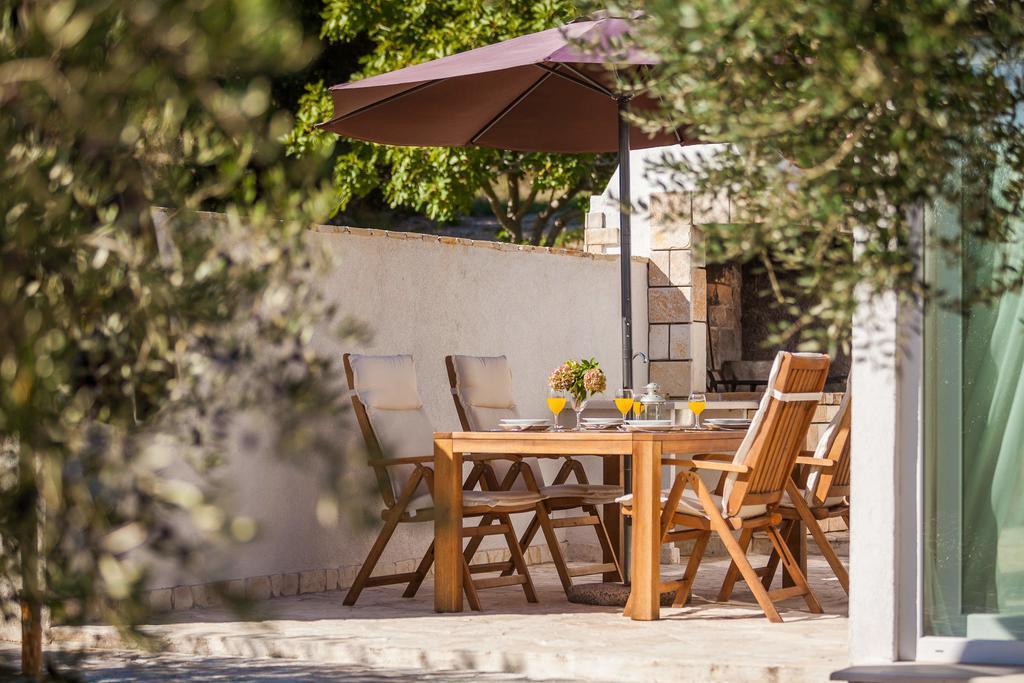Holiday Home Zlatni San - Private Heated Pool Бол Стая снимка