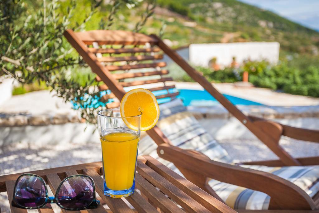 Holiday Home Zlatni San - Private Heated Pool Бол Стая снимка