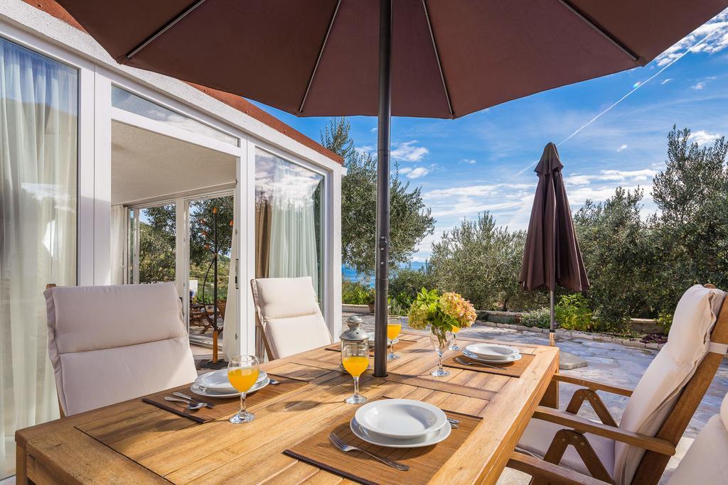Holiday Home Zlatni San - Private Heated Pool Бол Стая снимка