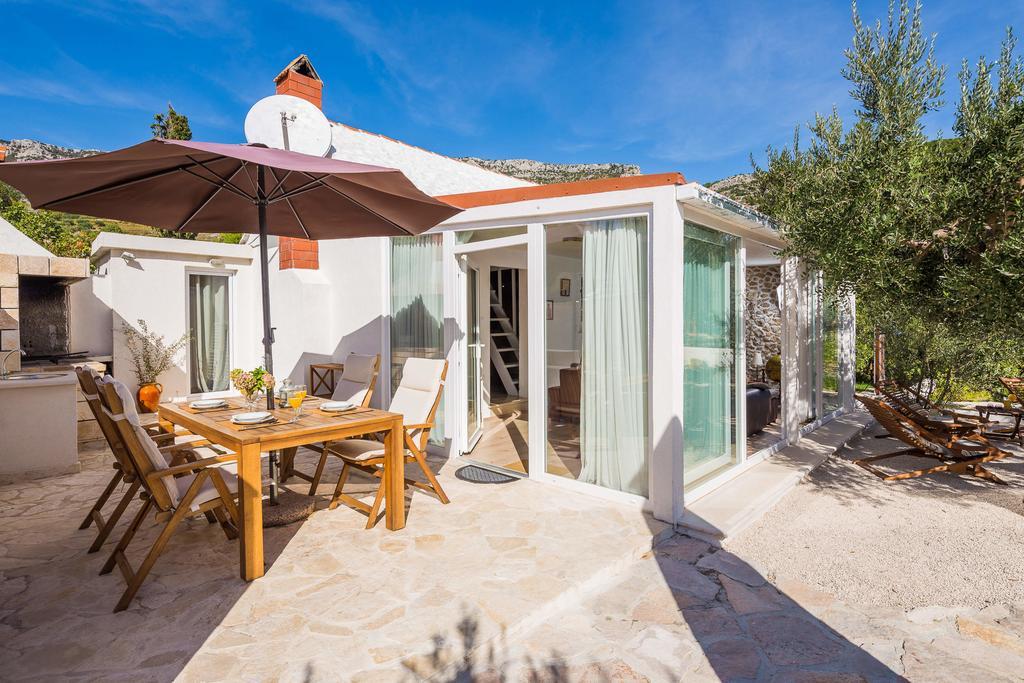 Holiday Home Zlatni San - Private Heated Pool Бол Стая снимка