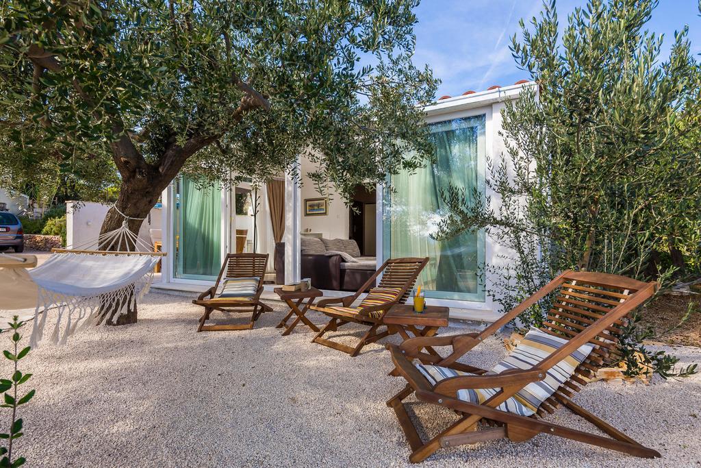 Holiday Home Zlatni San - Private Heated Pool Бол Стая снимка