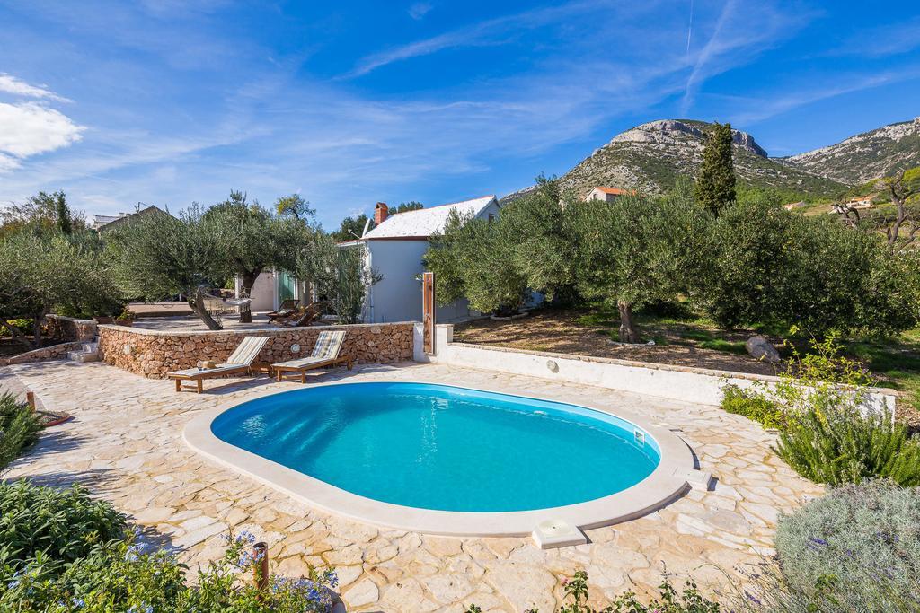Holiday Home Zlatni San - Private Heated Pool Бол Стая снимка