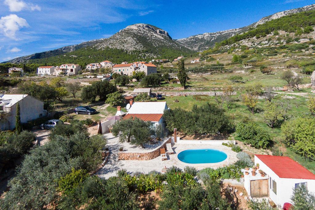 Holiday Home Zlatni San - Private Heated Pool Бол Стая снимка