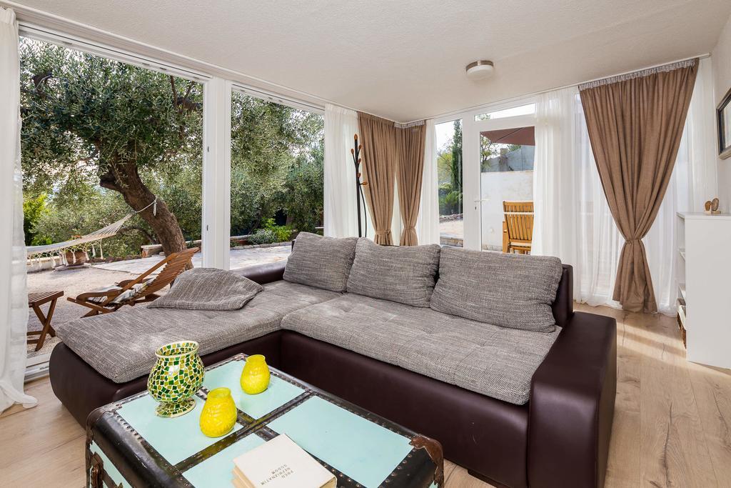 Holiday Home Zlatni San - Private Heated Pool Бол Стая снимка