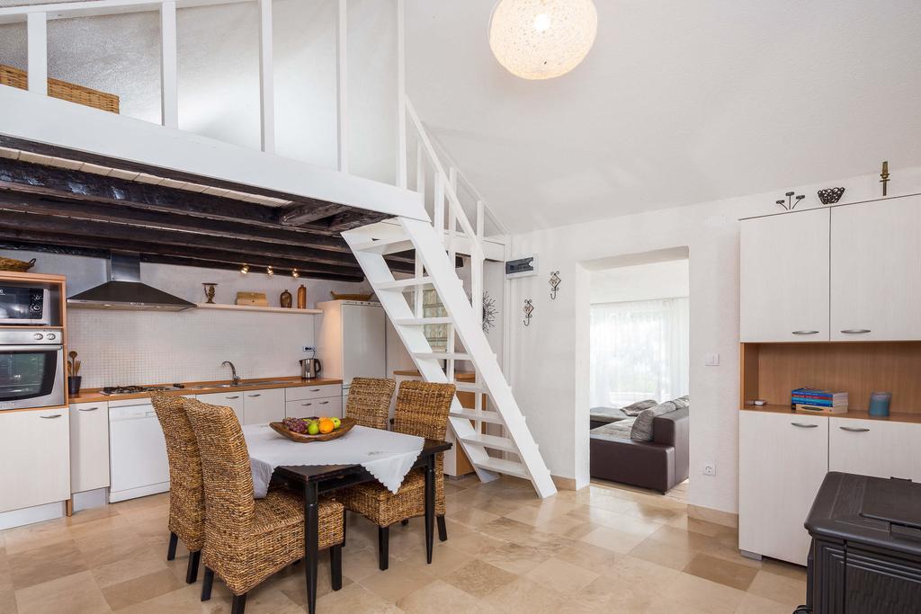 Holiday Home Zlatni San - Private Heated Pool Бол Стая снимка