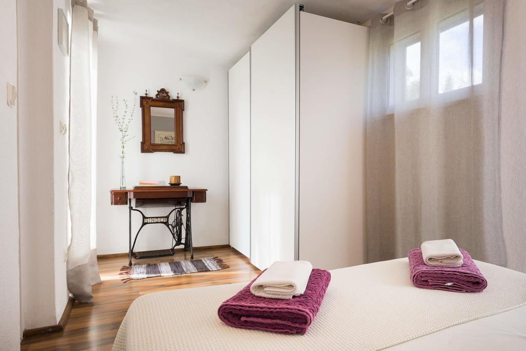 Holiday Home Zlatni San - Private Heated Pool Бол Стая снимка