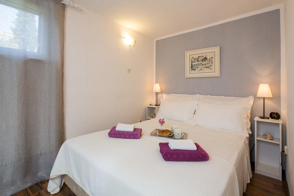 Holiday Home Zlatni San - Private Heated Pool Бол Стая снимка